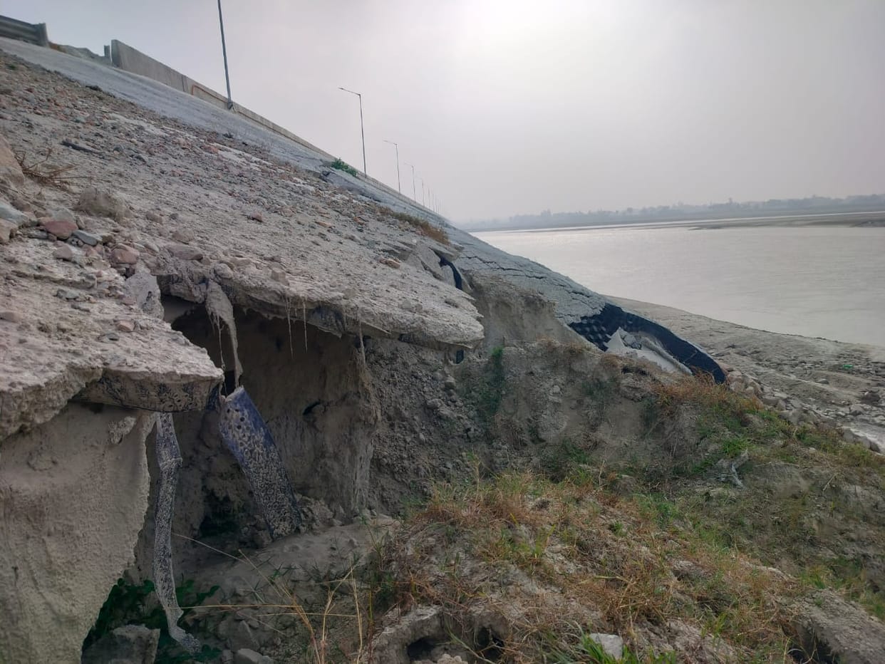 Gorakhpur News: Soil eroded from the approach of Link Expressway on Saryu River... one lane closed