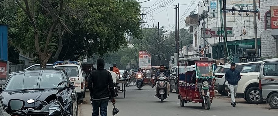 Parking on the road, vehicles stuck in traffic jam