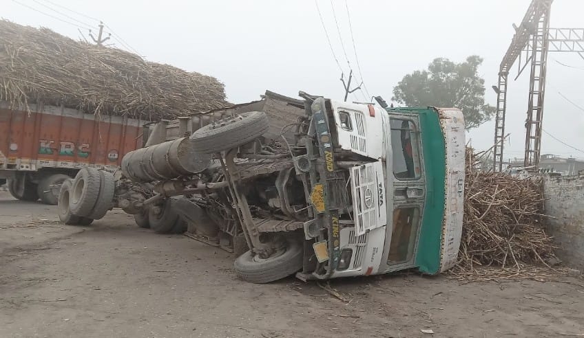 A truck loaded with sugarcane overturned, causing a jam for two hours