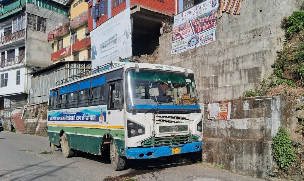 Pathankot-Manali bus stops in Jogindernagar, passengers worried