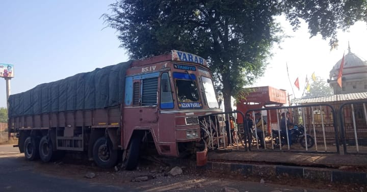 रैलिंग से टकराया ट्रक