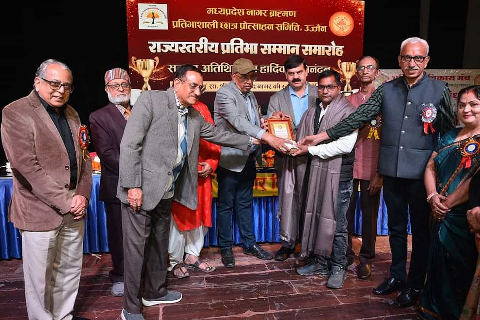 journalist Nilesh Nagar honored with social journalism award at state level talent award ceremony