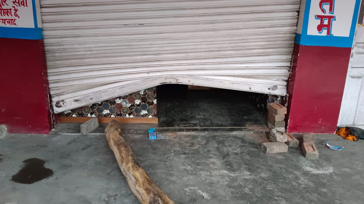 Theft of lakhs by breaking the shutter of a bullion shop