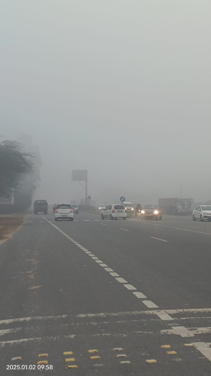 City wrapped in fog, vehicle speed slowed down