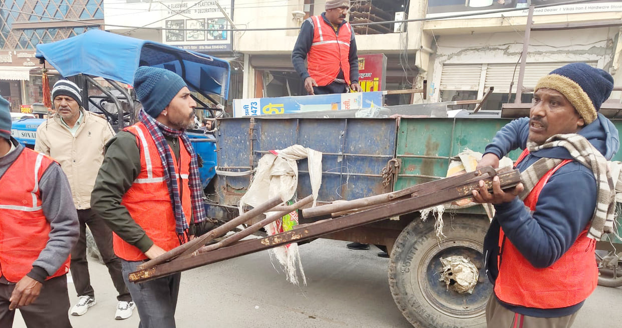 Encroachment removed from main markets of the city, goods kept illegally confiscated