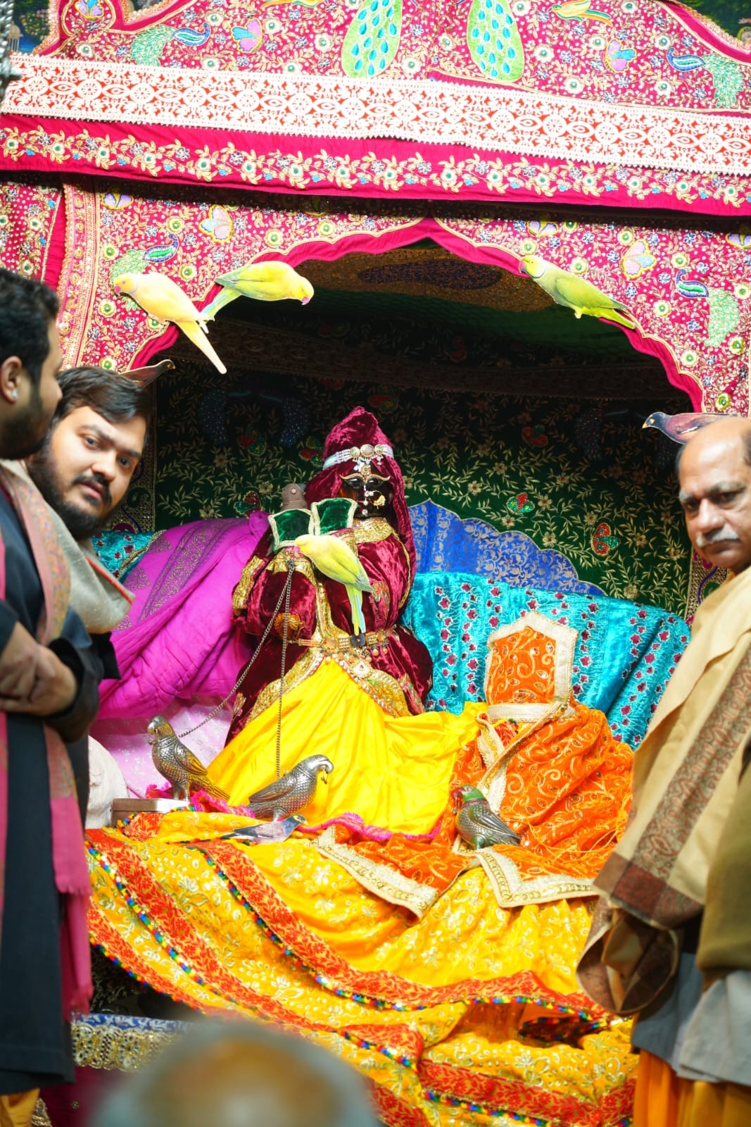 He also gave darshan in other forms, devotees thronged for darshan