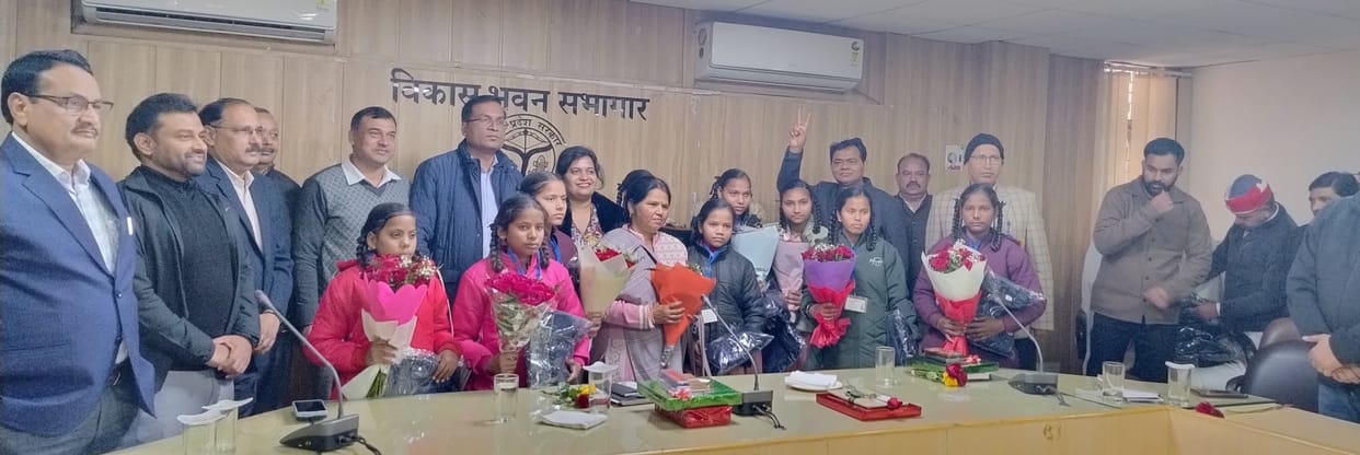 Gifts given to 10 meritorious girl students of Ba Vidyalaya
