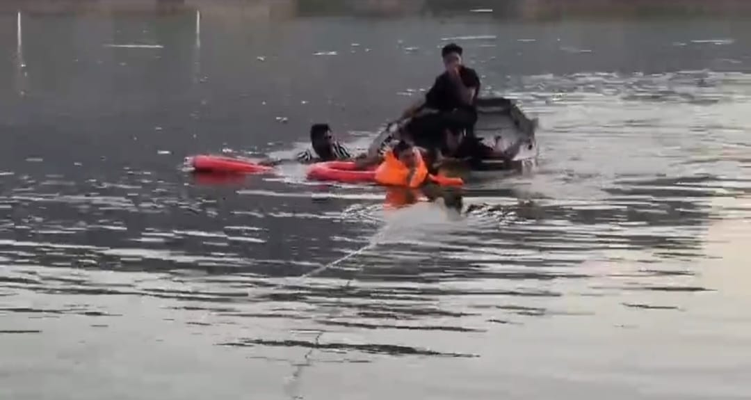 Jalore: youths entered pond with damaged boat, started shouting boat filled with water in middle of the pond