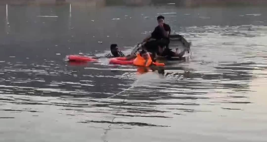 युवकों को निकाला बाहर