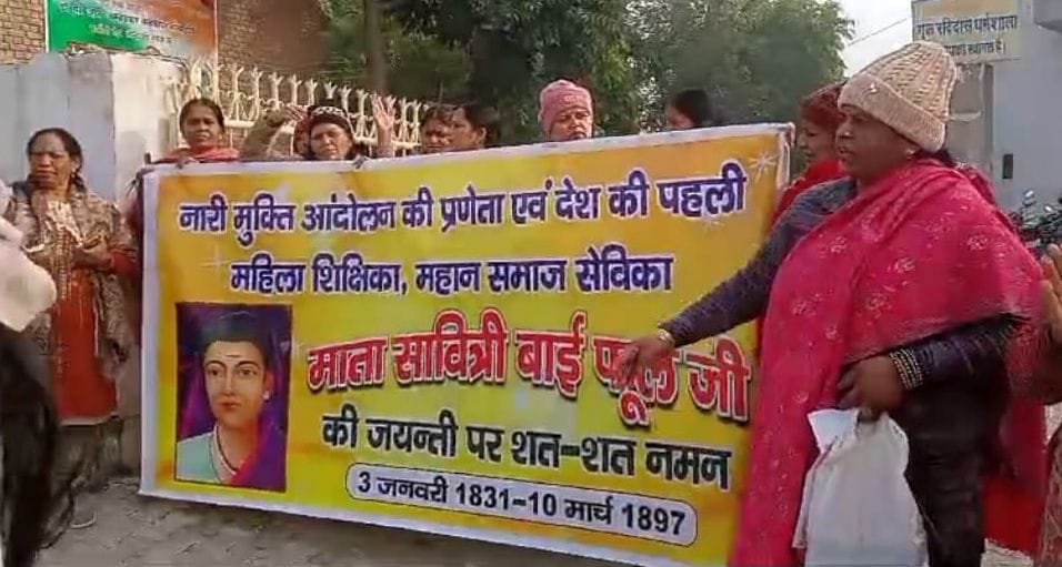 Savitribai Phule made important contribution to the social reform movement.