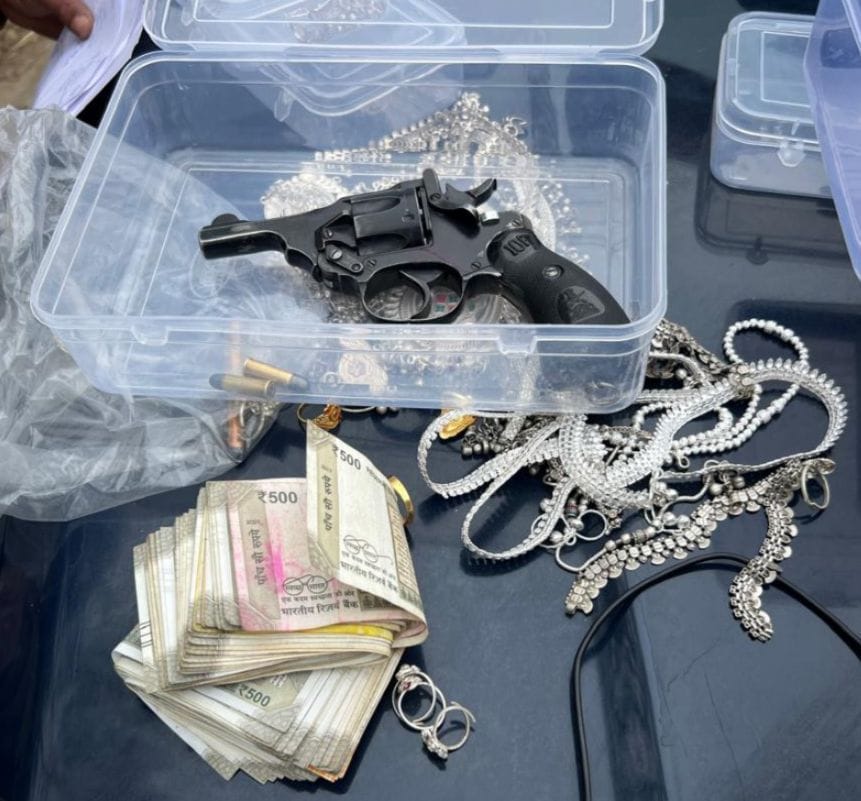The car of the criminals who fled got stuck, one injured in the encounter, four arrested