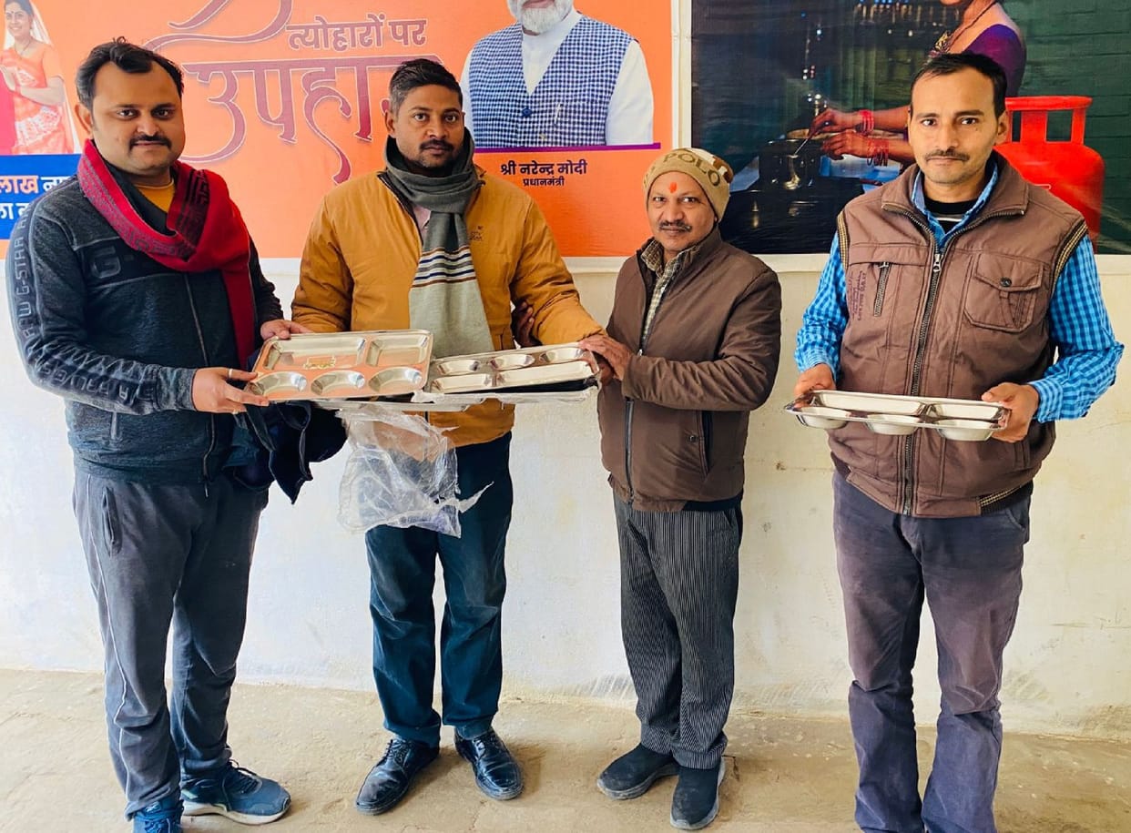 Sangh workers are asking for utensils from door to door for Mahakumbh