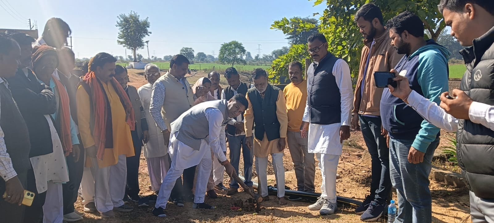 भूमि पूजन करते मंत्री के भाई
