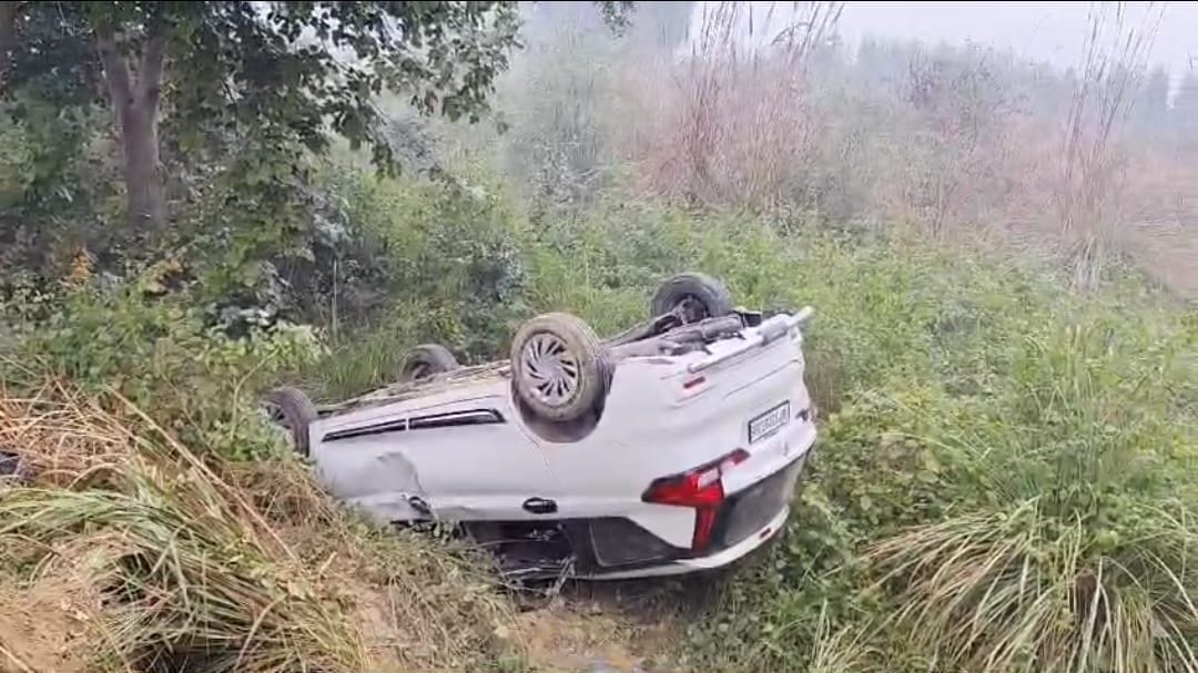 The car of devotees returning from Prayagraj overturned in a ditch, six injured