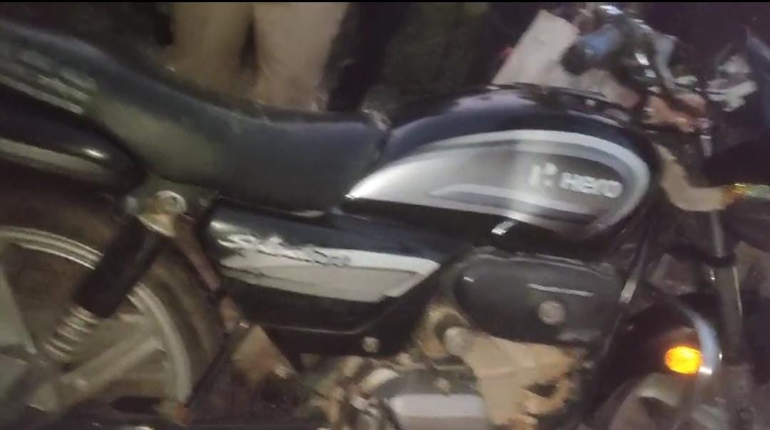 मौके पर खडी बाइक