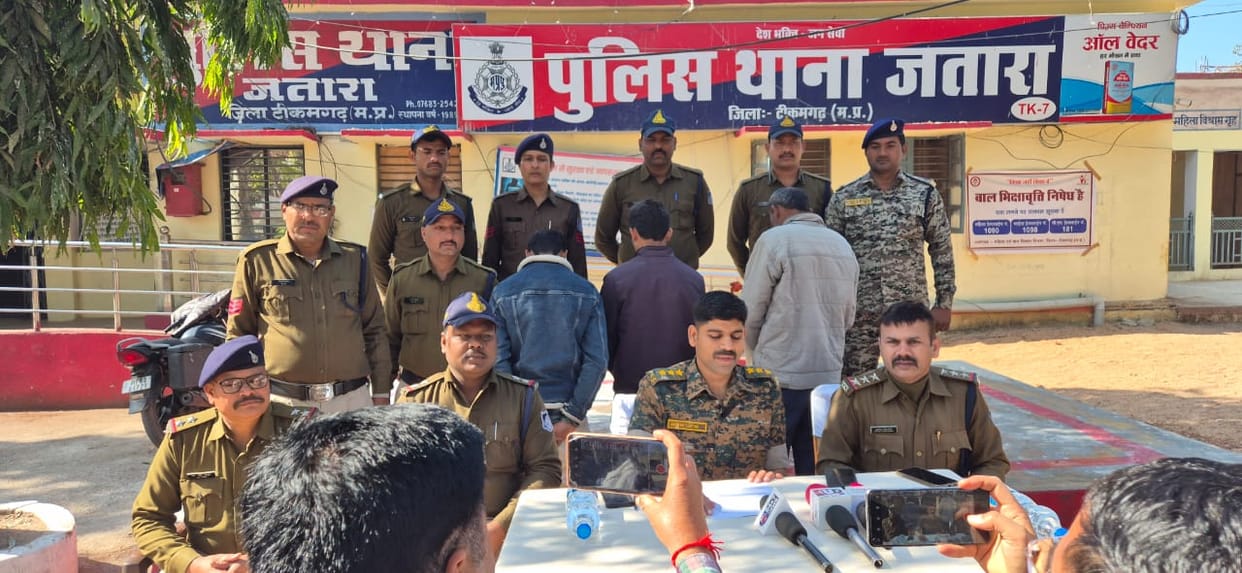 Tikamgarh News: A person was killed with an axe in a dispute over money