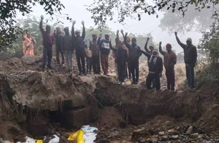 Drain Flows In The Flow Of Rajabahe, Villagers Upset - Auraiya News - Auraiya News:रजबहे के बहाव में बहा नाला, ग्रामीण खफा