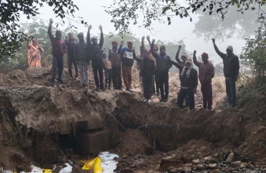 Drain flows in the flow of Rajabahe, villagers upset