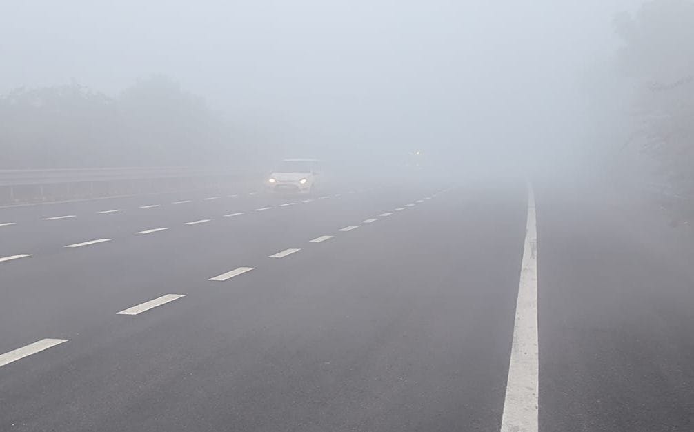 Dense fog slowed down the speed of vehicles