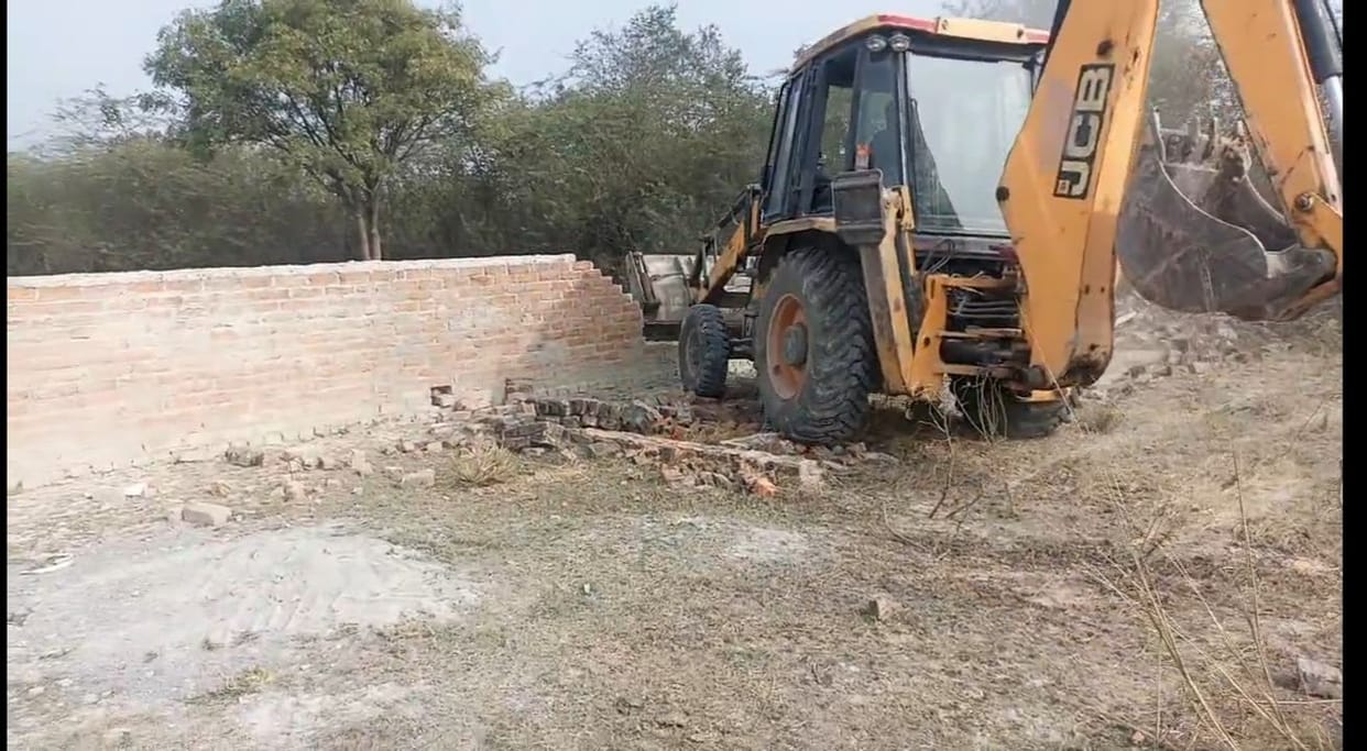 LDA bulldozed seven colonies being settled through illegal plating.