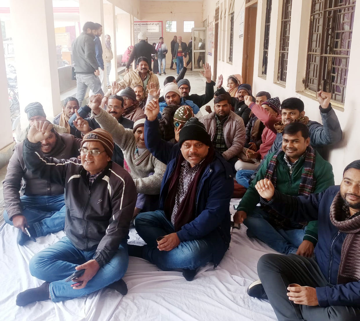Lekhpals protested in tehsils against anti-corruption action