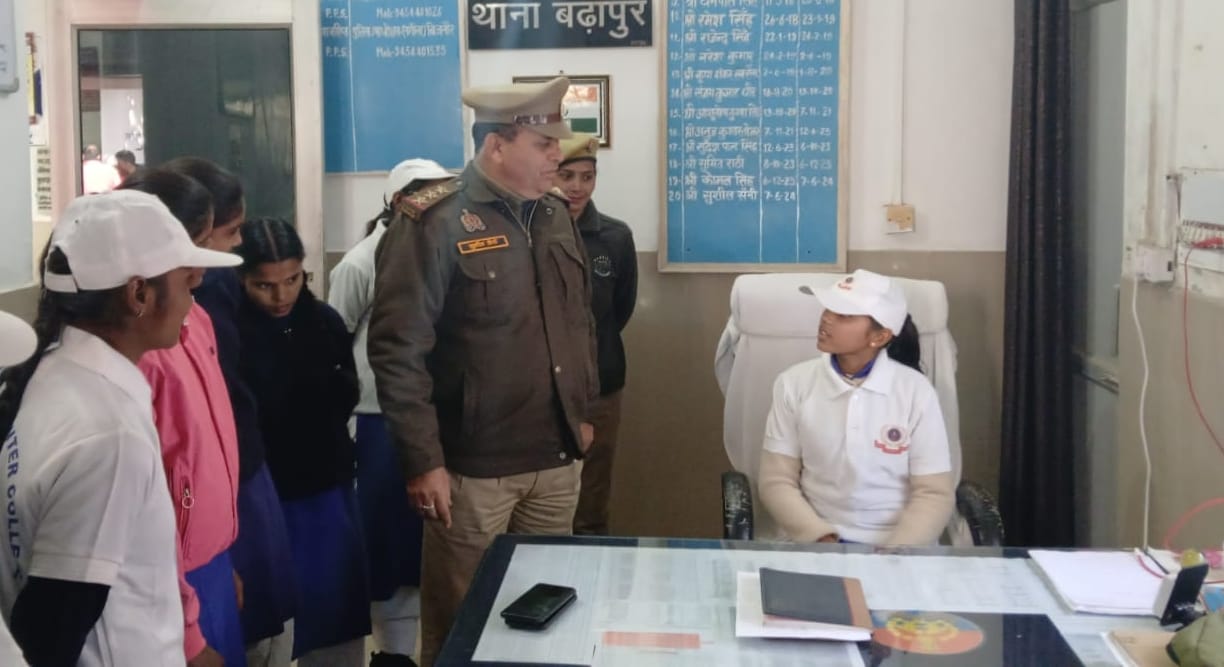 Student Himanshi became police station in-charge for a day