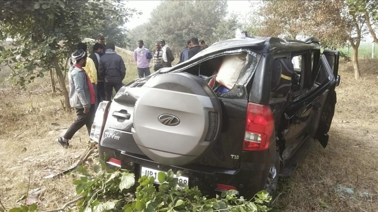 The car broke the net on the expressway and fell into a 20 feet deep ditch