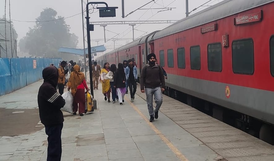 Fog slowed down the speed of trains, Unchahar Express is nine and a half hours late