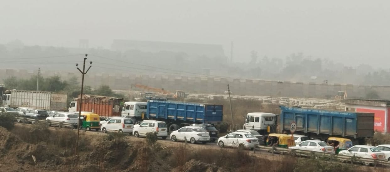 Fog broke the silence in the morning, the highway got jammed during the day due to the arbitrariness of the drivers
