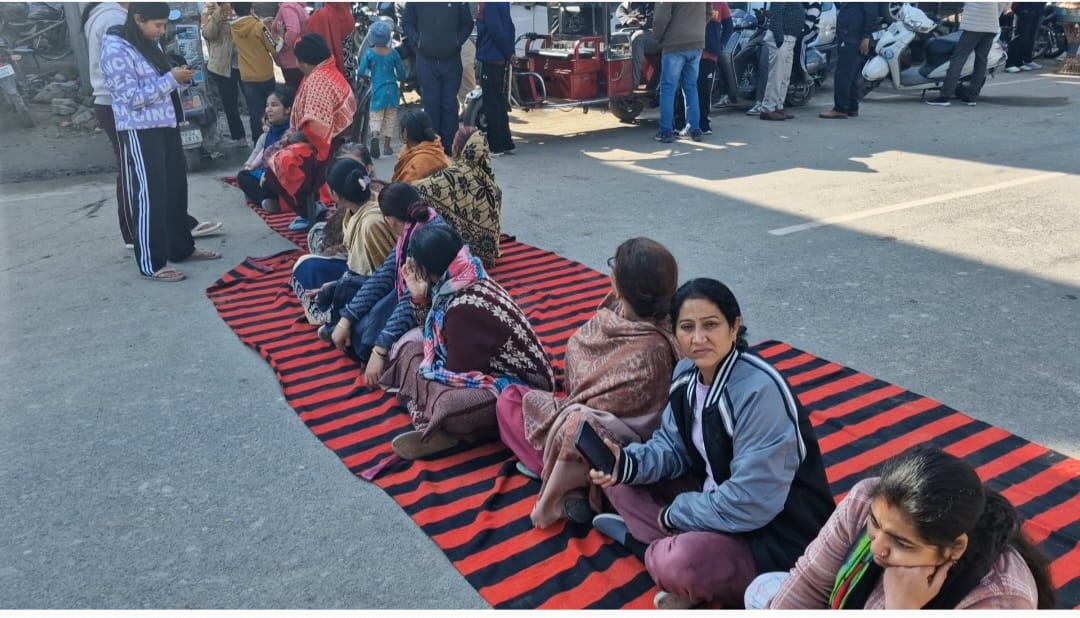 Drinking water crisis in winter, distressed women blocked the road