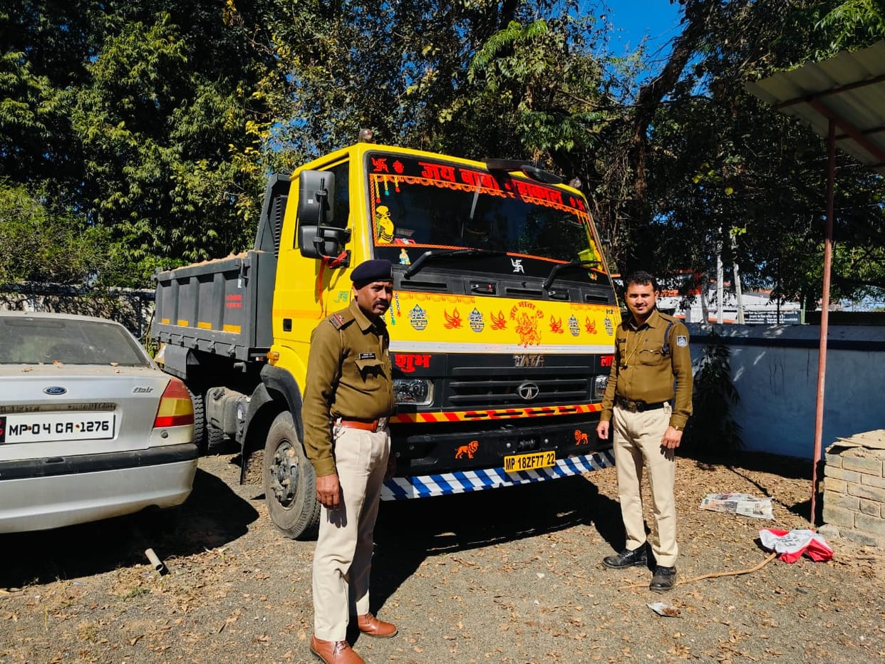 Illegal transportation of sand was being done by mini truck in broad daylight