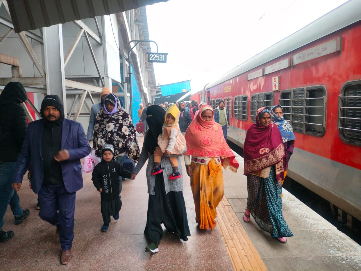 Saharsa Garib Rath 14 hours late, passengers in trouble