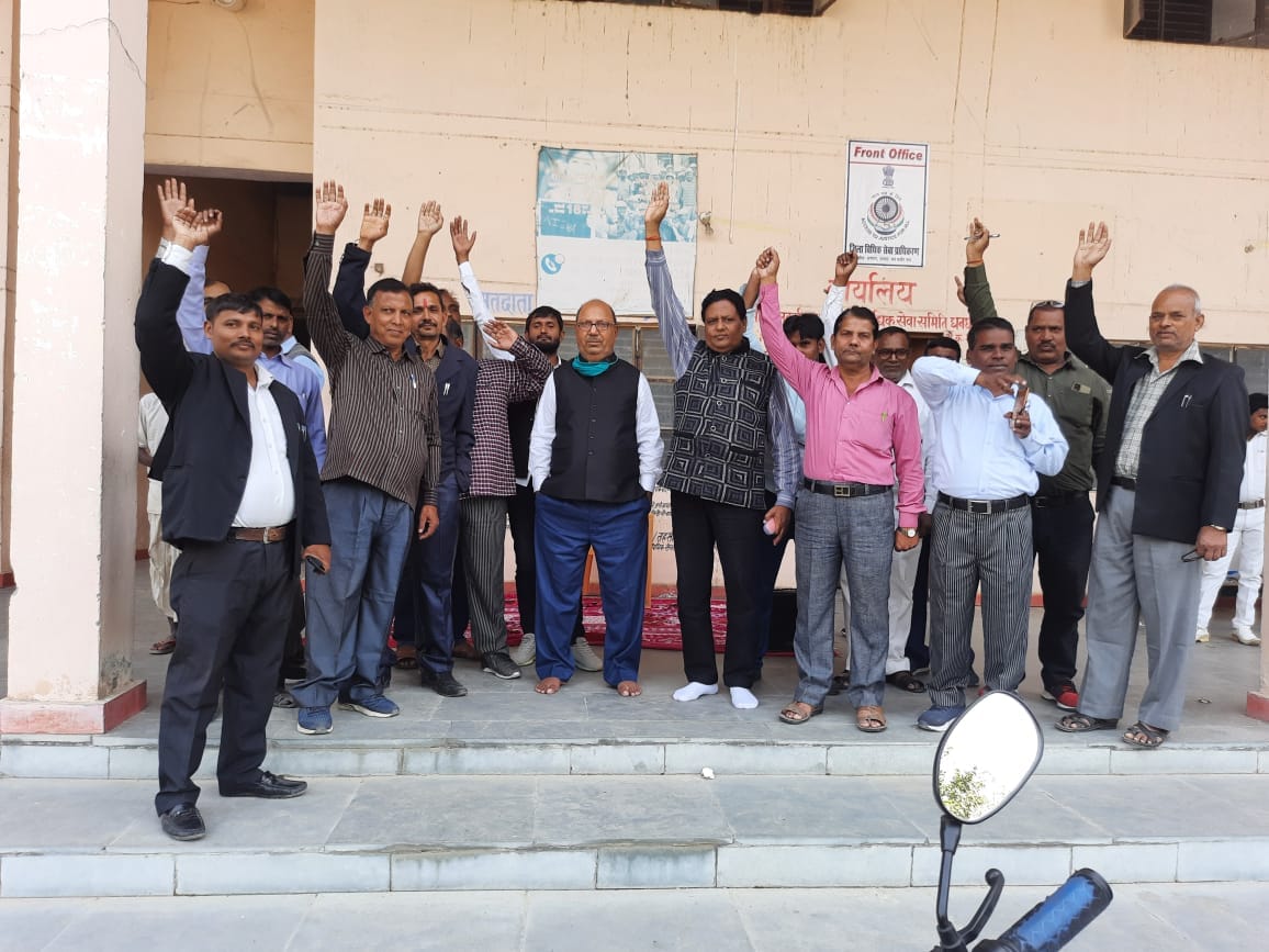 Lawyers meet DM, protest will continue
