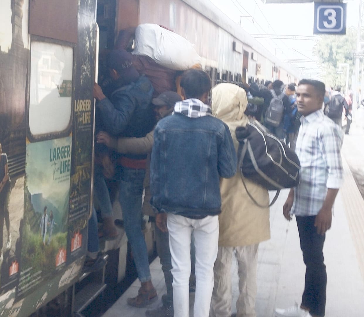 More than ten trains were delayed by hours in the cold