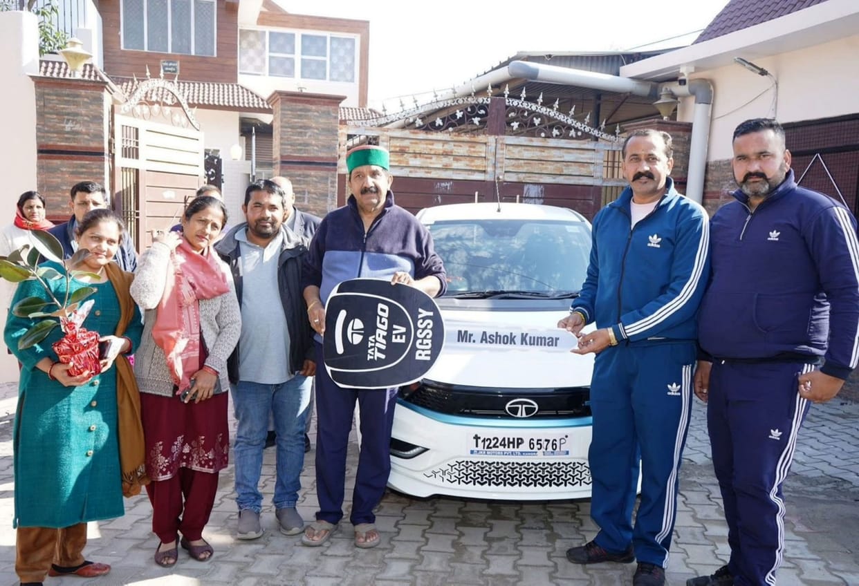 Deputy Chief Minister handed over the keys of e-taxi to the beneficiary of the startup scheme