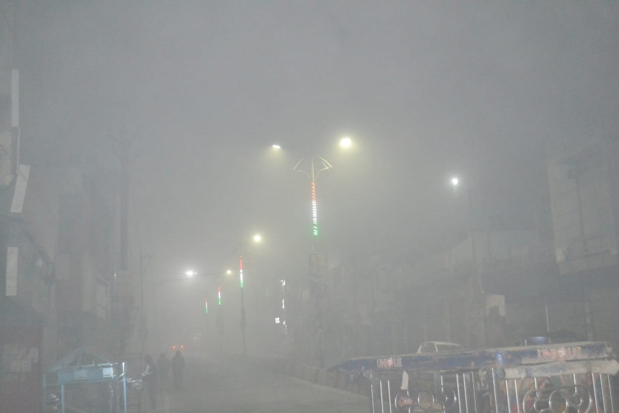 Fog prevailed from night to afternoon, temperature dropped by one degree Celsius