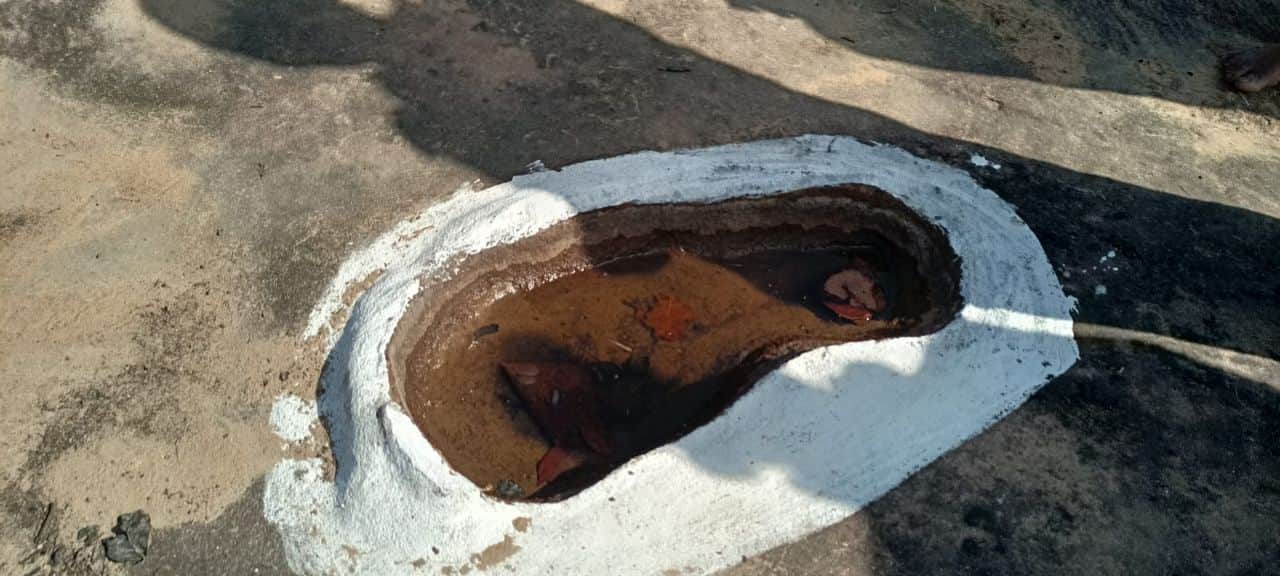 श्री राम के आगमन से जुड़े स्थान को दिखाते हुए ग्रामीण