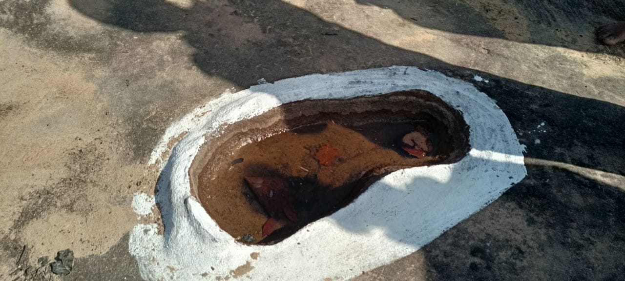 श्री राम के आगमन से जुड़े स्थान को दिखाते हुए ग्रामीण