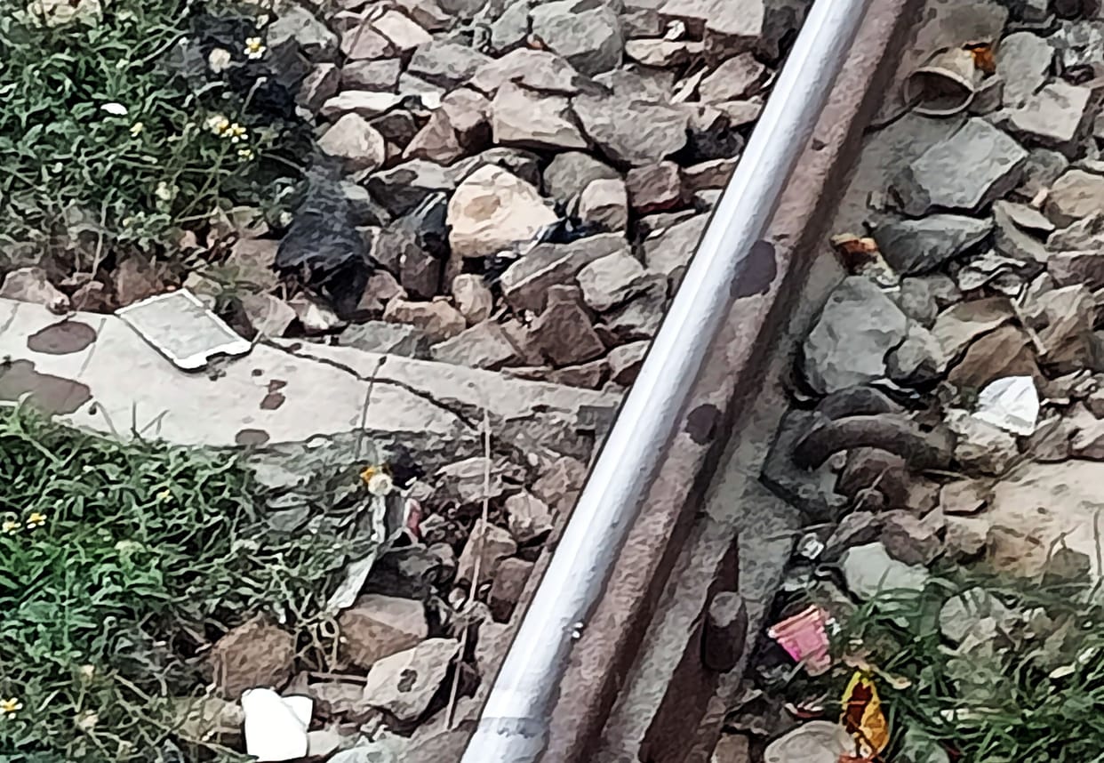 Danger: 40 trains including Vandebharat are passing through broken sleepers in Raebareli