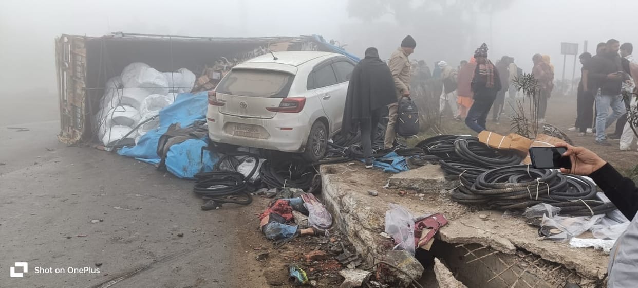 Two cars collided in dense fog, three people taking out goods were crushed by a truck, two died