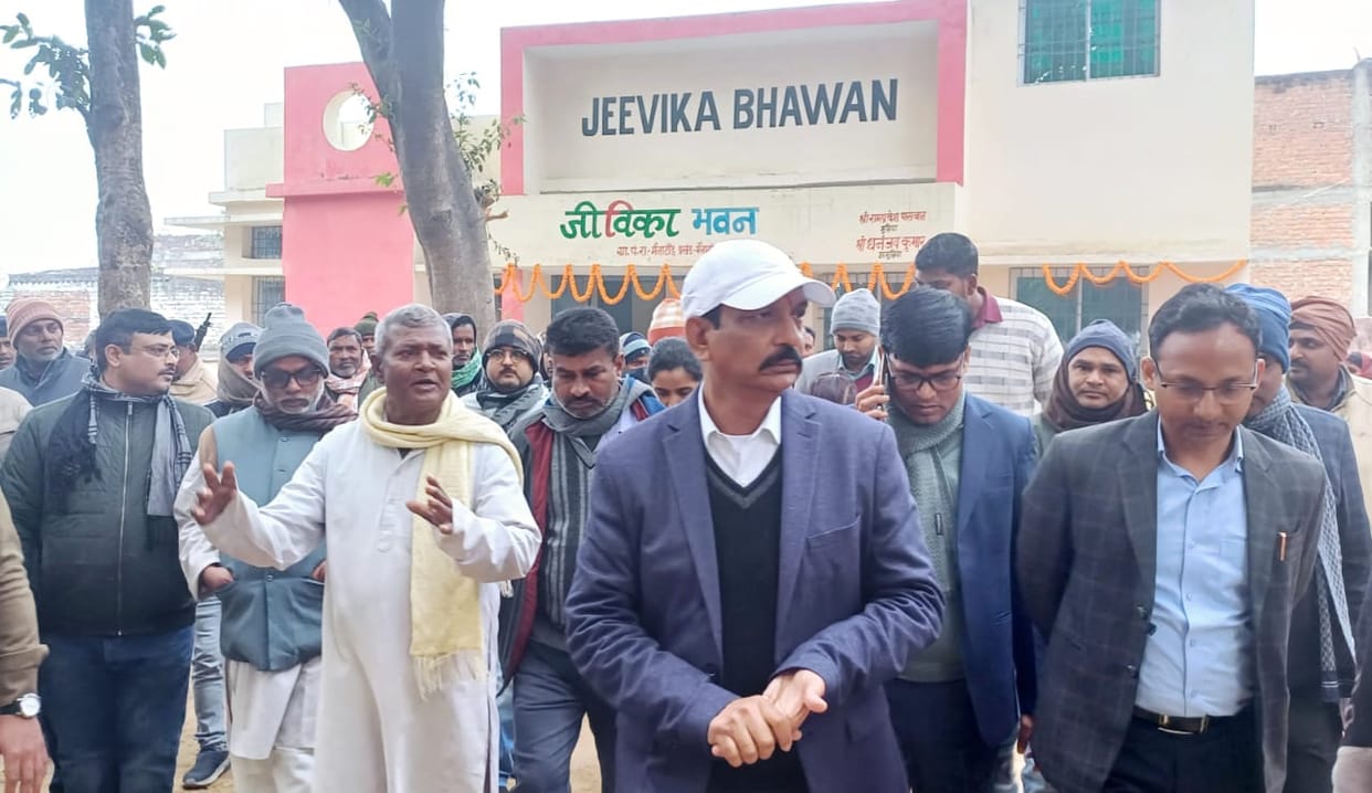 Bettiah Bihar news DM opening panchayat library and jeevika bhavan today news in hindi