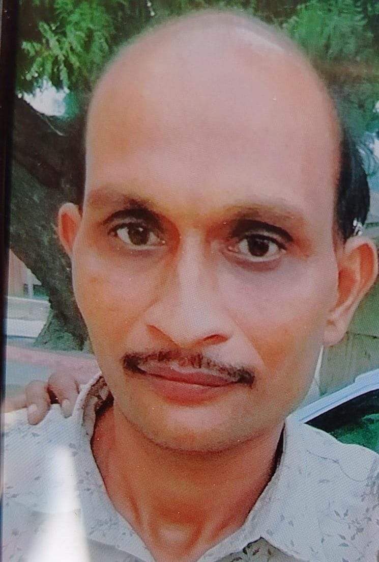 Car collided with a truck parked on the highway, young man died, wife, cousin brother, niece injured