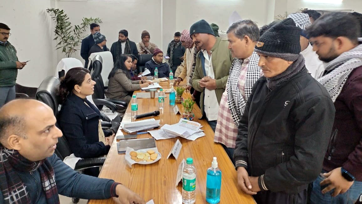 CDO Pratibha Singh listening to the complainants in Bah's Samadhan Divas.