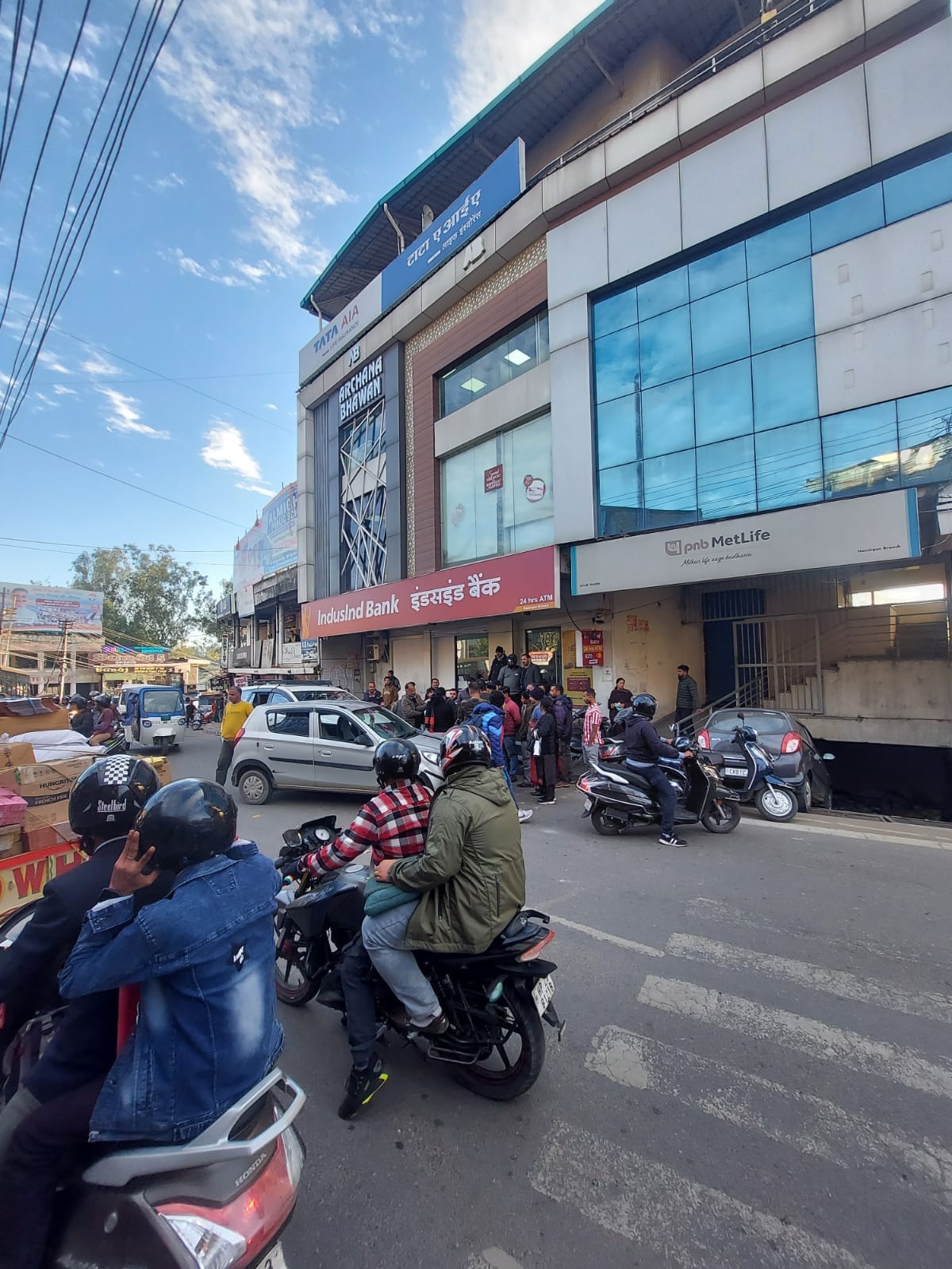 Two vehicles collided in Bhota Chowk, jam for half an hour