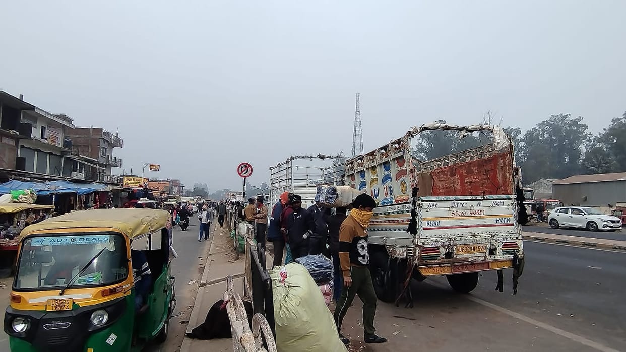 Vehicles are parked on the highway and loaded with goods, resulting in traffic jam.