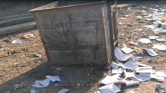 एग्जाम की कॉपियां मिली कचरे के ढेर में