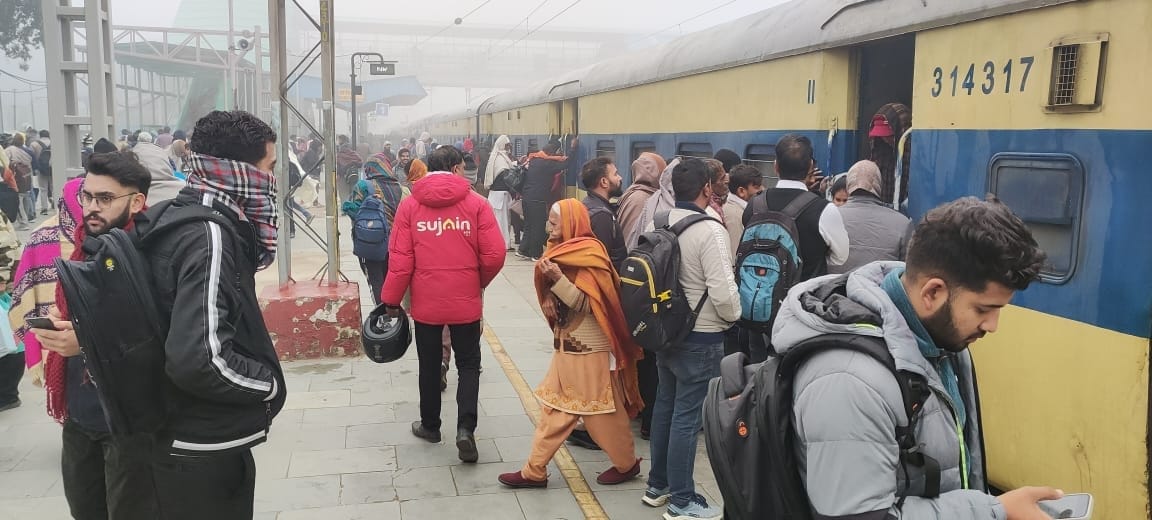 Fog: Train operations slowed down, Unchahar Express 13 hours late, four trains cancelled