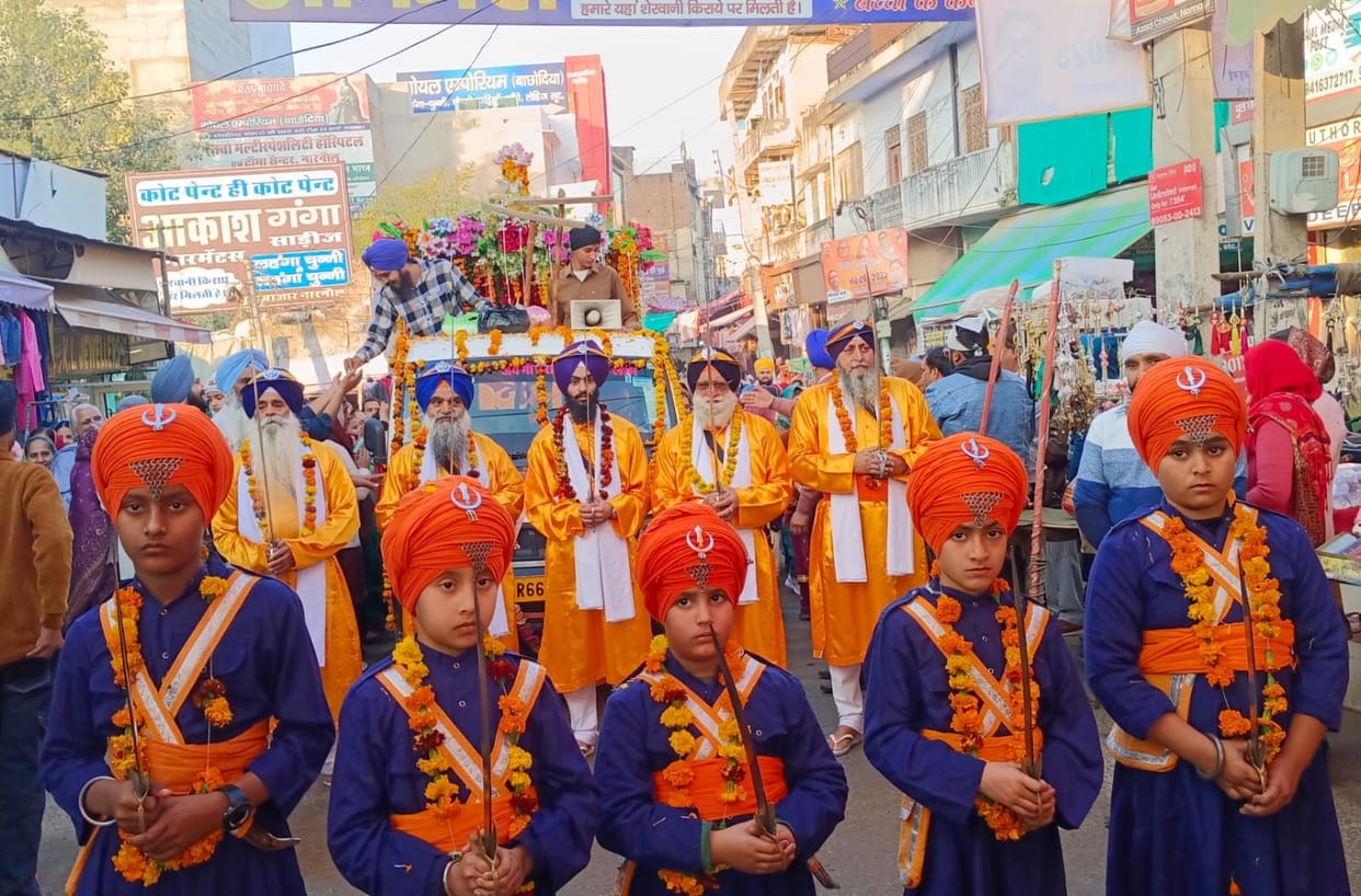 A procession was taken out, the Gatka party showed amazing stunts