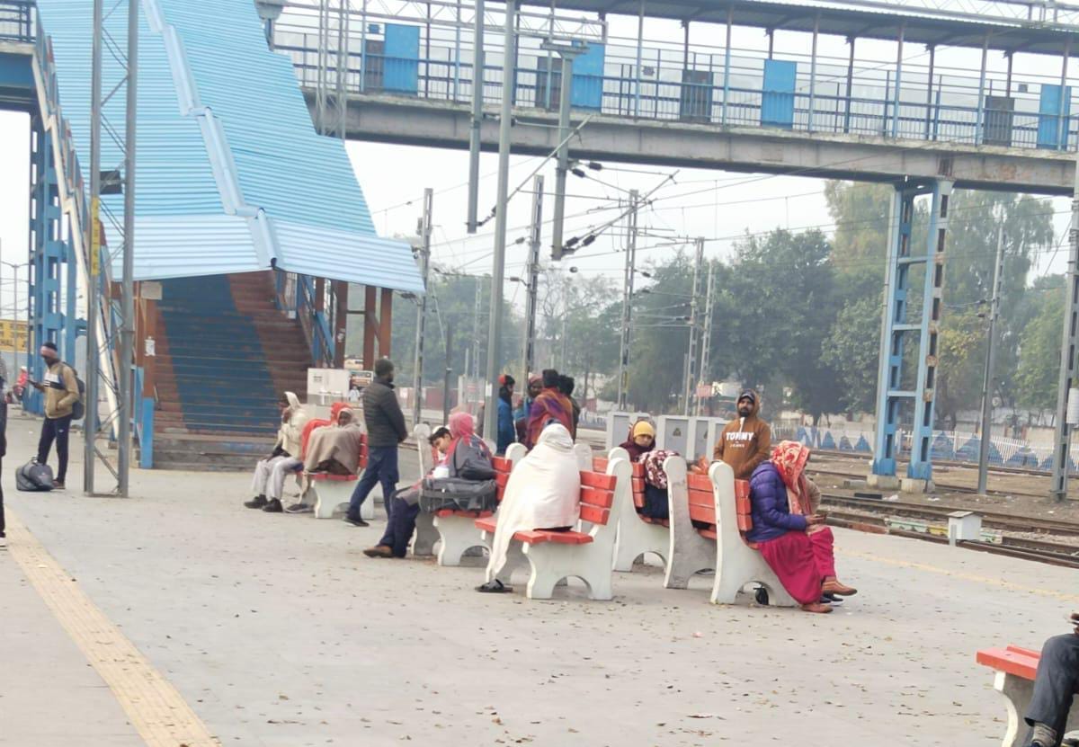 Fog slowed down the speed of trains, trains were delayed by 10 hours, one superfast train was cancelled