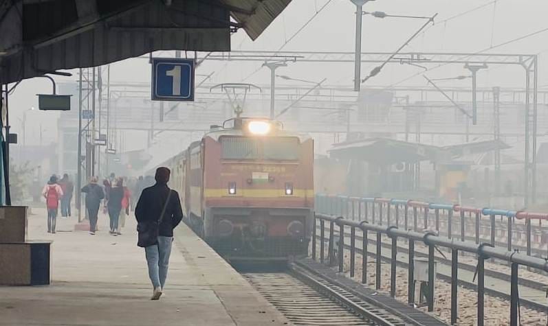 Kanpur Indian Railways crawled through the fog 57 trains were delayed by up to 17 hours bullock cart service